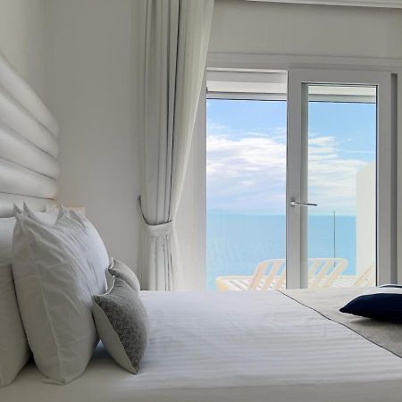 Hotel La Calanque กาวาแลร์-ซูร์-แมร์ ภายนอก รูปภาพ