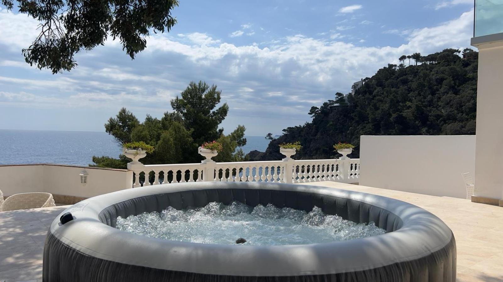 Hotel La Calanque กาวาแลร์-ซูร์-แมร์ ภายนอก รูปภาพ