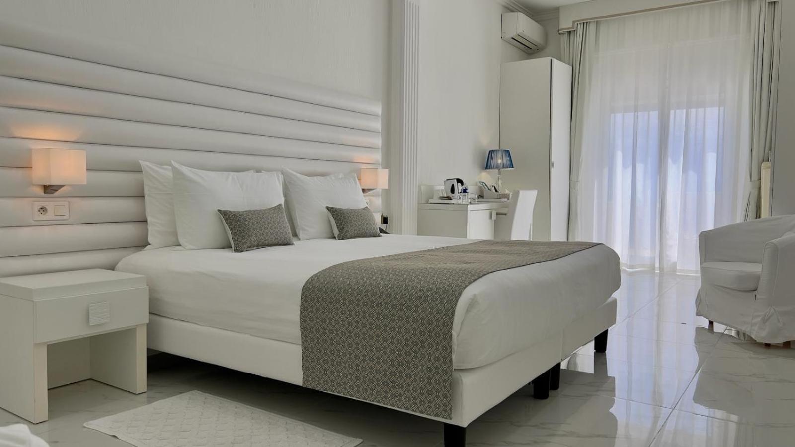 Hotel La Calanque กาวาแลร์-ซูร์-แมร์ ภายนอก รูปภาพ