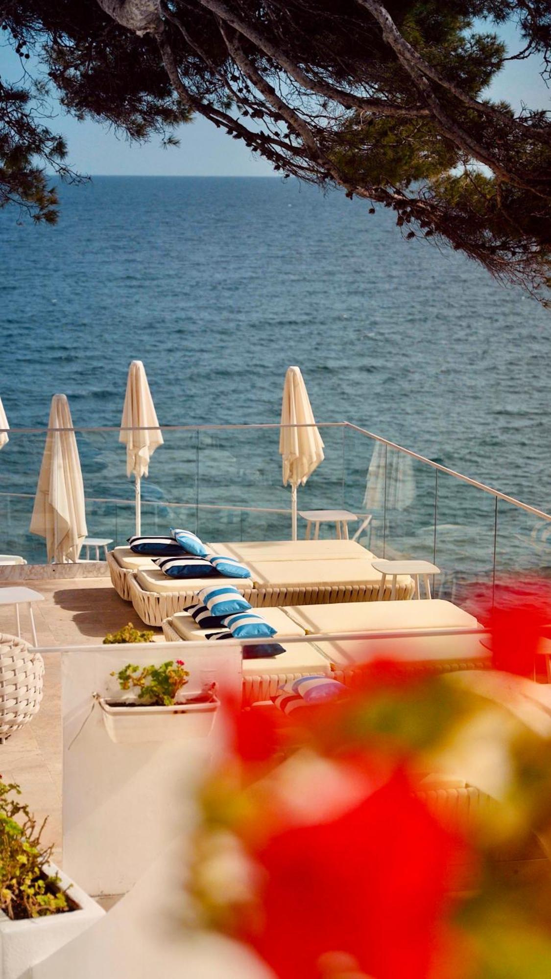 Hotel La Calanque กาวาแลร์-ซูร์-แมร์ ภายนอก รูปภาพ