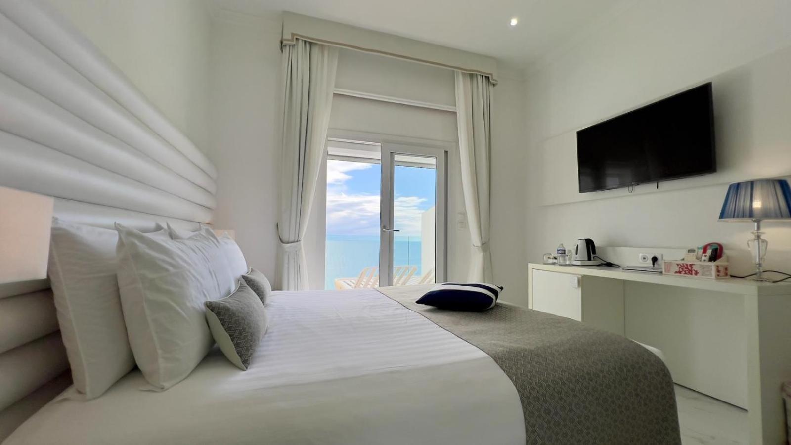 Hotel La Calanque กาวาแลร์-ซูร์-แมร์ ภายนอก รูปภาพ