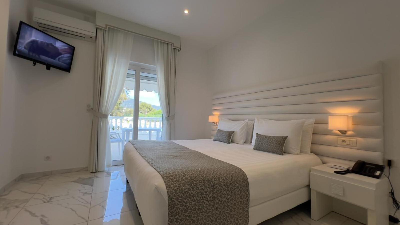 Hotel La Calanque กาวาแลร์-ซูร์-แมร์ ภายนอก รูปภาพ